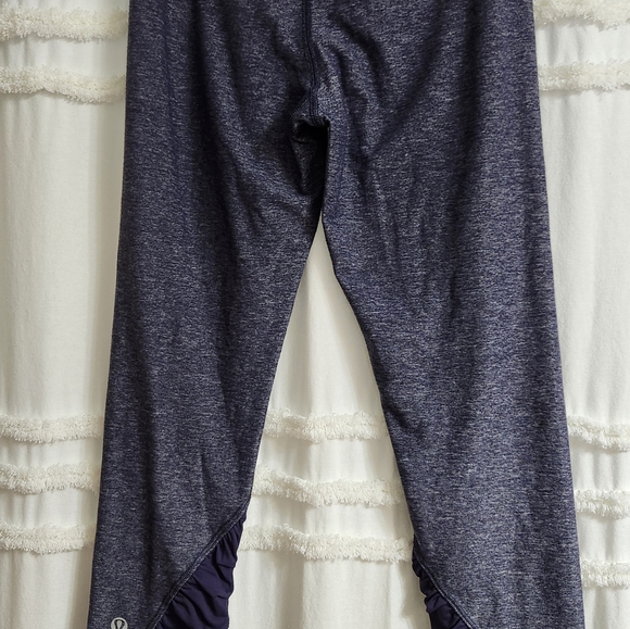 Really cute Lululemon capris size 4 - Picture 6 of 6